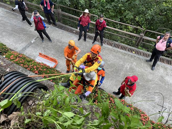 台南市消防局第一大队16日在白河区关子岭办理多元情境山难搜救演练。（消防局提供／张毓翎台南传真）