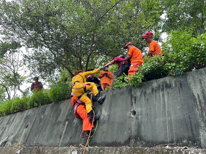 第一大队动员台南市飞狼山岳协会及第一大队所属义消共50人参与，提升民间搜救量能。（消防局提供／张毓翎台南传真）