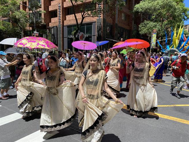 極具印度特色的踩街遊行，讓民眾感受濃濃的印度風情。（高鈞麟攝）