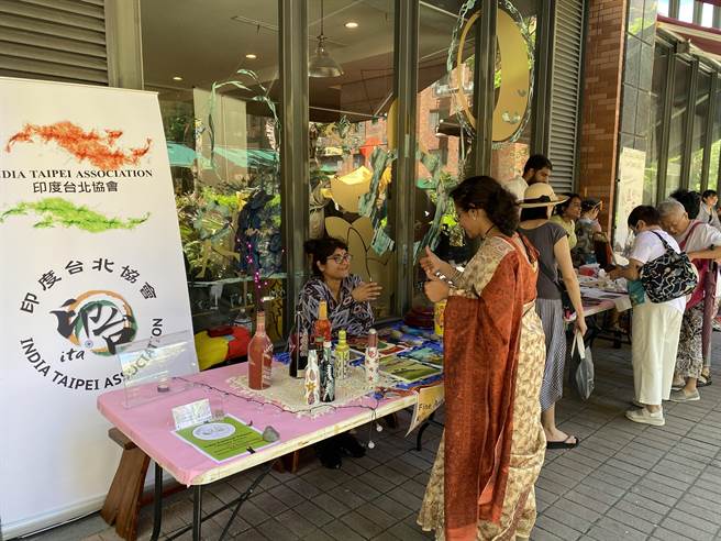 活度現場安排20個印度特色料理、服飾、手工藝及手工彩繪多元市集攤位，讓民眾體驗。（高鈞麟攝）