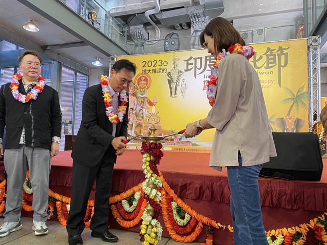 遵循印度傳統，新北市文化局長張䕒育點燈，祈求風調雨順。（高鈞麟攝）