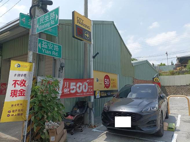 云林县北港朝天宫周边路霸强卖金纸，合法停车场可避免停车纠纷。（张朝欣摄）