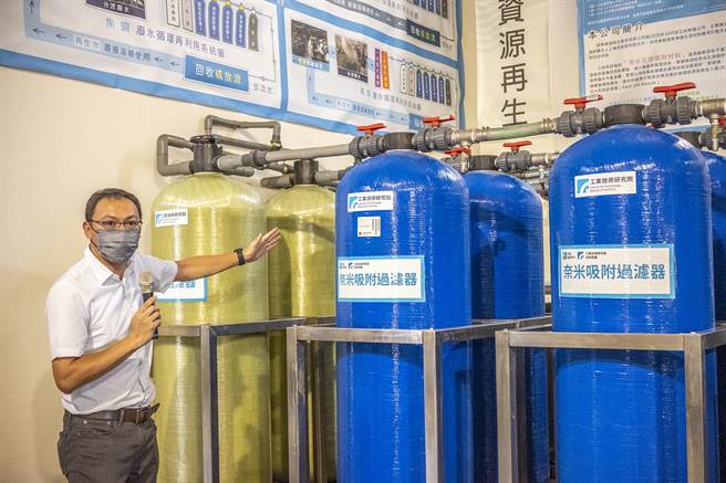 工研院材化所副组长吕健玮说明「LCD玻璃奈米孔洞材料」用来过滤重金属废水。（罗浚滨摄）