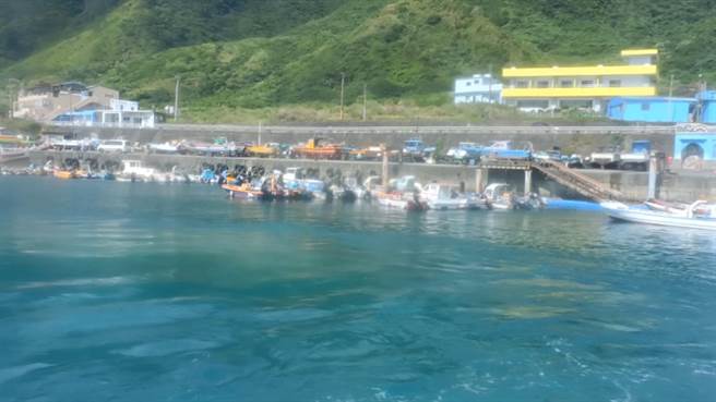 台东兰屿开元港今上午惊传潜水客溺毙，1名52岁傅姓男子与友人相约至兰屿潜水，返港过程傅男失去意识，救上岸时无生命迹象，送医抢救仍宣告不治。（萧嘉蕙摄）