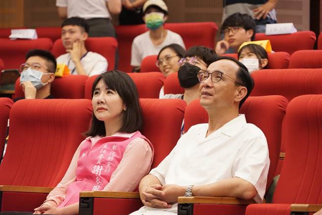 国民党主席朱立伦16日下午出席在彰化县议会举办的第四届蓝青挺青年培训营结业式，与现场近百位国民党青年畅谈。（吴建辉摄）