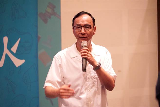 会中朱立伦提到716大游行侯友宜与成千上万的台湾人民，顶着烈日在街头游行，反观民进党穿西装在五星饭店吹冷气，直言这就是台湾的现况。（吴建辉摄）