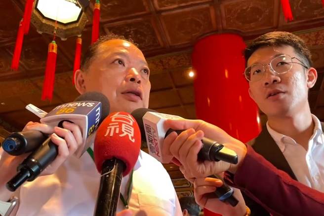 由于今年全代会，象徵大团结，连请假已久的英系中常委黄承国也身着白色衬衫出席。（黄婉婷摄）