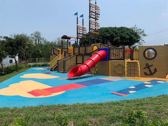 通霄镇通西里军营公园今天启用，海盗船造型溜滑梯相当吸睛。（通霄镇公所提供／李京升苗栗传真）