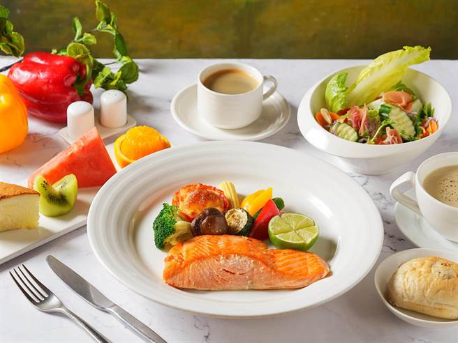 「法式香煎鮭魚」套餐特選北大西洋鮭魚，無過多調味，吃得到鮭魚最鮮甜的美味。（神旺商務酒店提供）