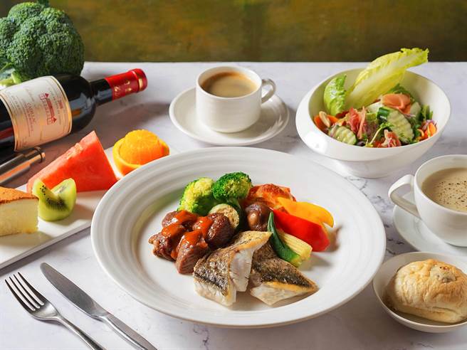 「海陸饗宴」套餐選用美國沙朗牛排及肉質細緻的鱸魚，以綜合香料醃製後乾煎，海陸雙味CP值高。（神旺商務酒店提供）