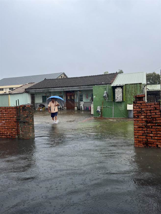 三股里20户居民因大排水利设施未及时打通而淹水。（三股里长黄仙立提供／程炳璋台南传真）
