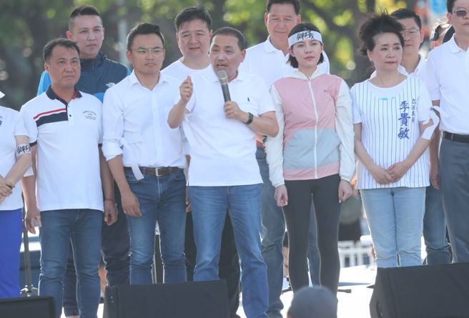 国民党总统参选人侯友宜(中)16日出席凯道「公平正义救台湾」活动，上台致词。（郑任南摄）