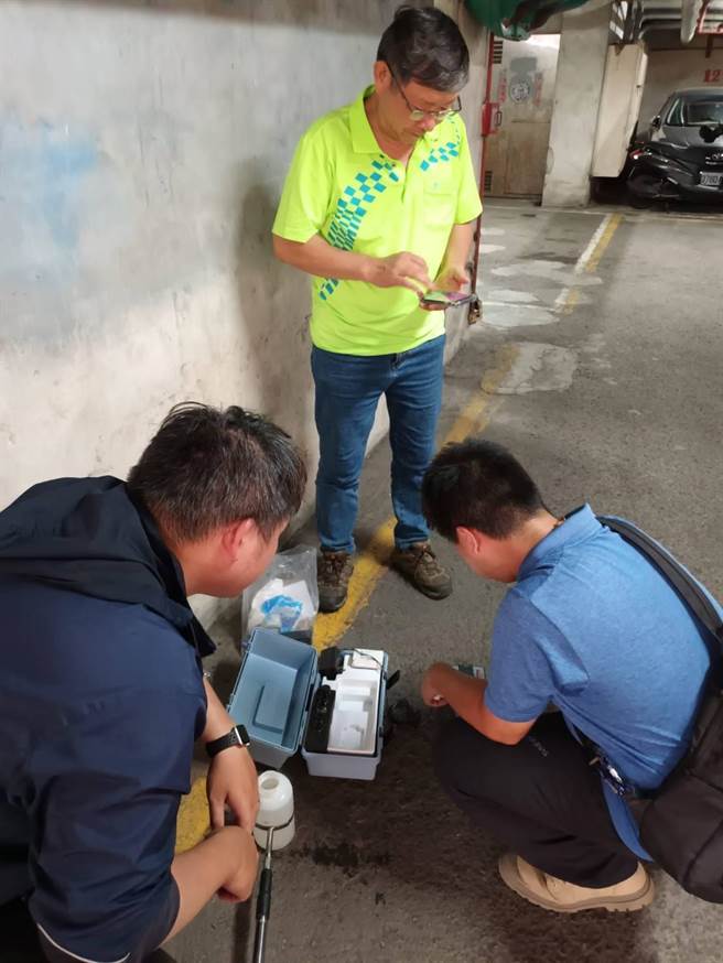 市议员连恩典16日偕自来水公司检验各社区水塔，虽然符合标准，但水色都偏高。（摘自连恩典脸书／张志康基隆传真）