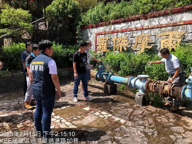 市议员陈冠羽表示，近日接获多个社区反应水质问题，质疑自来水公司说词疑点重重。（陈冠羽提供／张志康基隆传真）