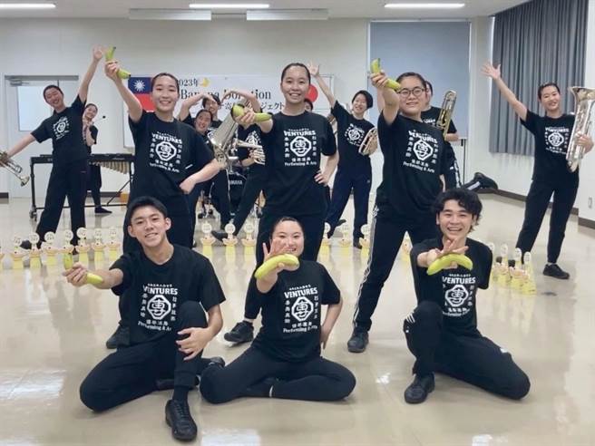 熊本縣專修大學玉名高校學生手拿旗山香蕉表演即興舞蹈。（柯宗緯翻攝）