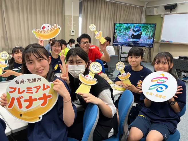 三重縣津高校學生觀看高雄熊及高市府發言人周璟瑜介紹高雄、旗山香蕉美食影片，開心合影。（柯宗緯翻攝）