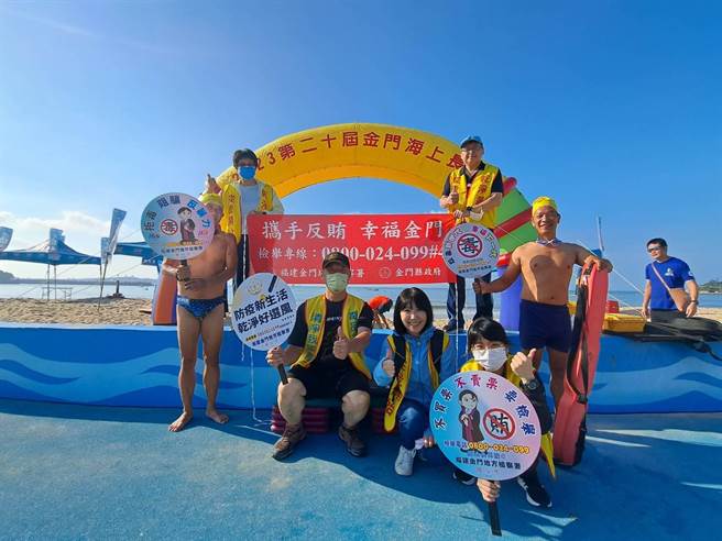 金门地检署由检察长周士榆(后排右)带领董秀珍(后排左)官长及观护人室人员，前往海泳现场进行反贿选宣导。(图／金门地检署提供)