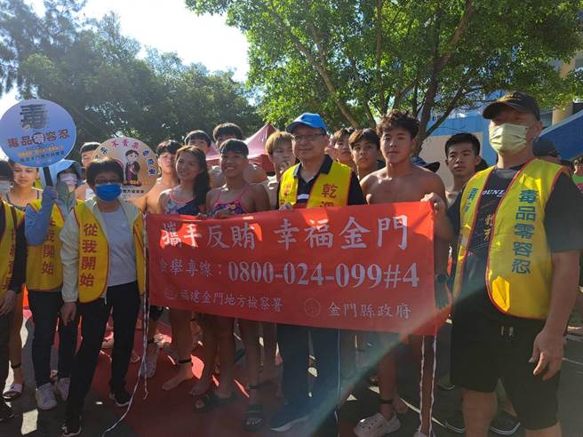 地检署人员走入人群，邀请大家一起加入反贿、反毒、防诈及妇幼保护行列。(图／金门地检署提供)