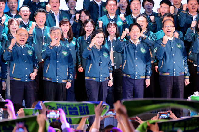 民进党全国党代表大会16日在台北市圆山大饭店登场，蔡英文总统（第一排中）与总统参选人、党主席赖清德（第一排右二）、立法院长游锡（方方土）（第一排右一）、前行政院长苏贞昌（第一排左起）、行政院长陈建仁等人，一同率党内立委参选人大造势。（黄世麒摄）