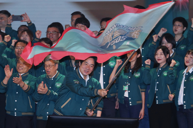 民进党全国党代表大会16日在台北圆山大饭店登场，总统参选人暨党主席赖清德（前中）从蔡英文总统手中接下战旗后，卖力挥舞战旗，展现胜选信心。（刘宗龙摄）