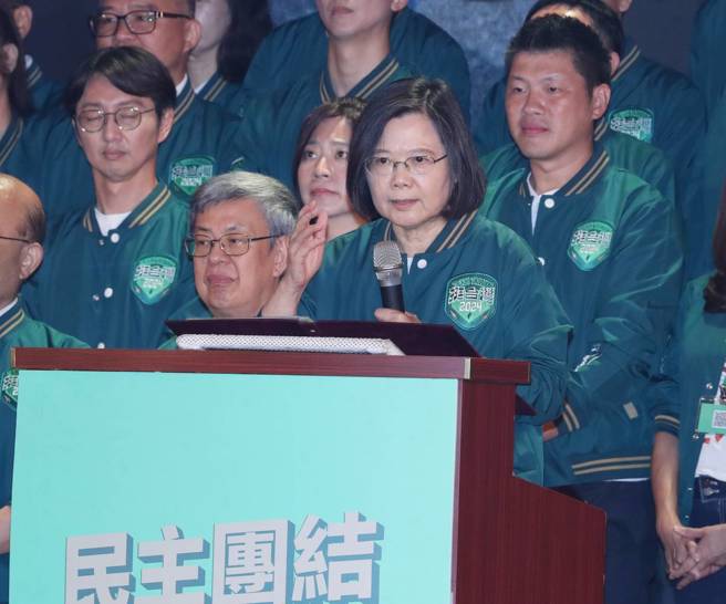 民进党全国党代表大会16日在台北圆山大饭店登场，蔡英文总统（前）上台致词。（刘宗龙摄）