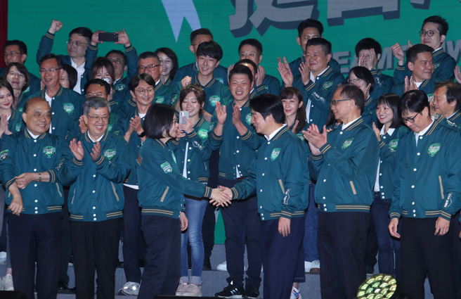 民进党全国党代表大会16日在台北圆山大饭店登场，在大造势后，蔡英文总统（前左三）转身向总统参选人暨党主席赖清德（前右三）握手致意。（刘宗龙摄）
