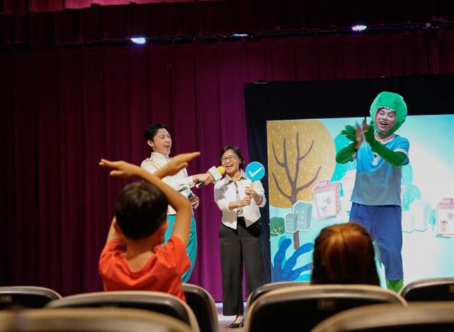 台电袁梅玲处长（右二）表示，台电自2011年起创办「我爱地球妈妈」行动故事教育推广活动，12年来已办理逾720场，希望让小朋友从小培养节能观念。（柯宗纬翻摄）