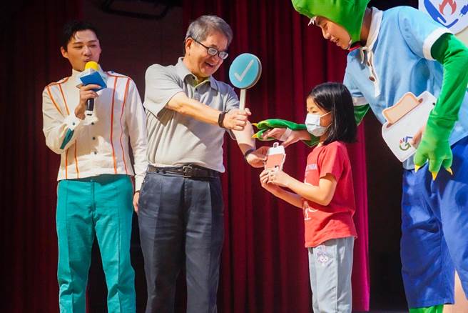 2023地球妈妈活动讲述主角蝙蝠帅侠及铁牛如何节电帮助地球妈妈恢復健康的可爱故事。左二为台电高雄区处处长张以诺。（柯宗纬翻摄）