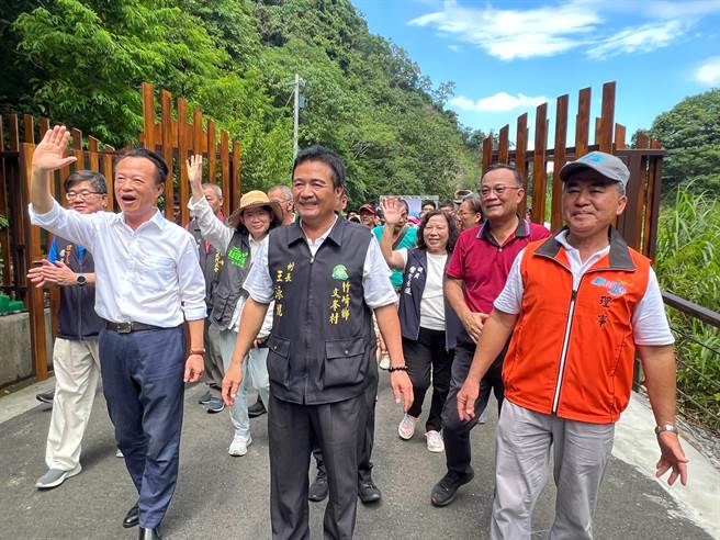 嘉义县长翁章梁打开园区大门，邀请民眾同游观音瀑布。（廖素慧摄）