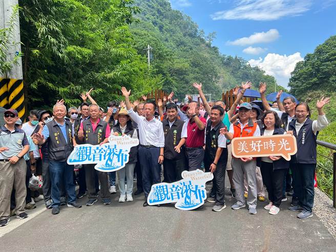嘉义县长翁章梁打开园区大门，游客涌入要游赏观音瀑布。（廖素慧摄）