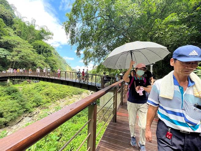 观音瀑布园区今天开放，游客络绎不绝涌入。（廖素慧摄）