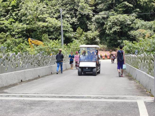 接驳车在仁观桥两端载客，有游客抱怨久候等不到车。（廖素慧摄）