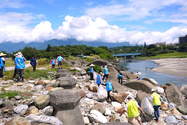 花蓮縣內近400名民眾今天不畏時雨時晴的悶熱天氣，前往北濱海堤至美崙溪淨灘，清出近75公斤的垃圾。（第九河川局提供／羅亦晽花蓮傳真）