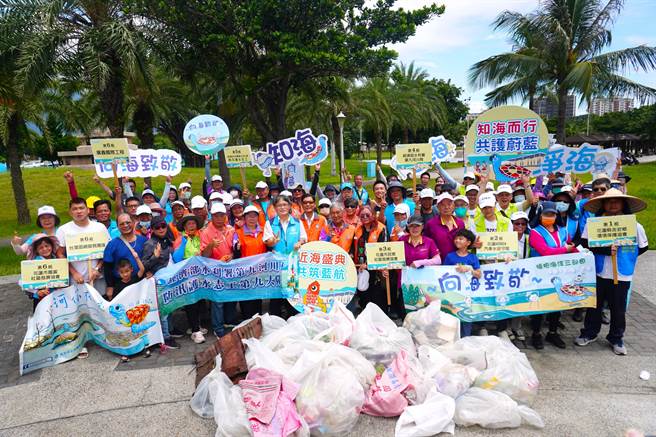 花蓮縣內近400名民眾今天不畏時雨時晴的悶熱天氣，前往北濱海堤至美崙溪淨灘，清出近75公斤的垃圾。（第九河川局提供／羅亦晽花蓮傳真）