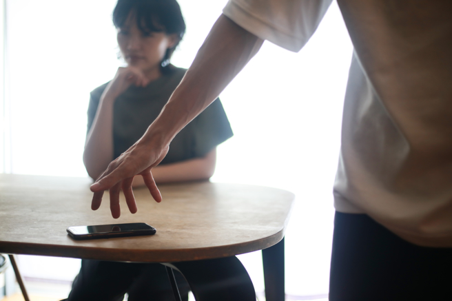 屏东男子要求妻子的外遇对象赔偿100万，案经法官审结后，判「小王」赔20万，可上诉。（示意图/shutterstock达志影像）