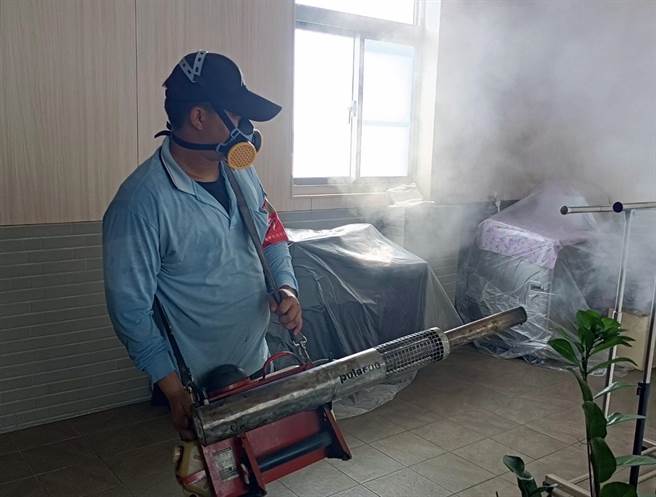 台南市登革热16日新增16例确诊，防疫人员立即进行个案居住地及工作地户内外化学防治作业等防疫措施。（登革热防治中心提供／洪荣志台南传真）