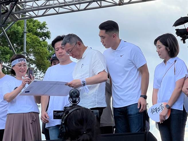 民眾党主席、总统参选人柯文哲今参与716公平正义救台湾游行，大力炮打民进党，直言「现在国家已经变成最大的诈骗集团」。（李奇叡摄）