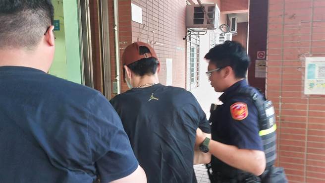 39岁陈姓男子持枪挟持前女友，和警对峙长达12小时，16日傍晚5点多终弃械投降送办。(蔡依珍摄)