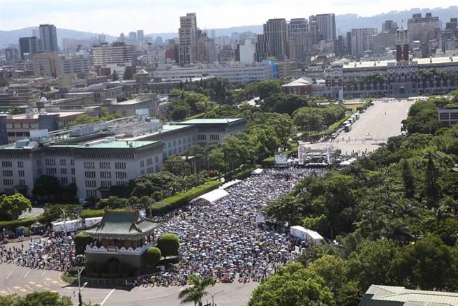 「716公平正义救台湾」活动16日在凯道举行，大批民眾聚集声援。（陈君玮摄）