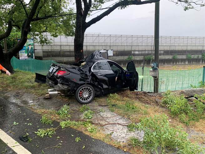 賓士轎車撞路樹車體嚴重變形，駕駛卡在車內近小時送醫不治。（民眾提供／張朝欣雲林傳真）