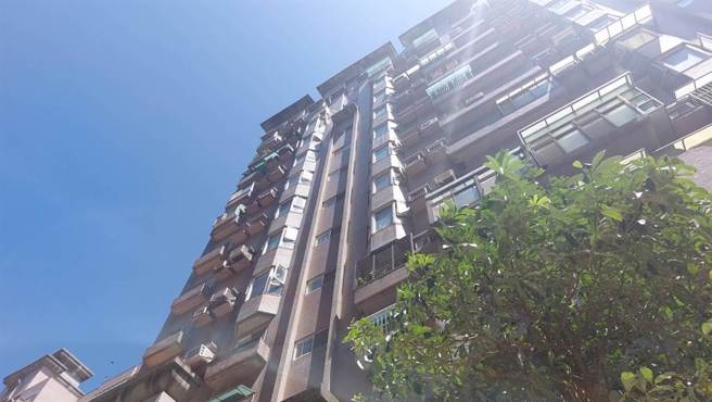 陈姓男子持枪挟持姜姓同居女友和警对峙12小时，在警方和家人苦劝下终弃械投降。(翻摄照片／蔡依珍桃园传真)