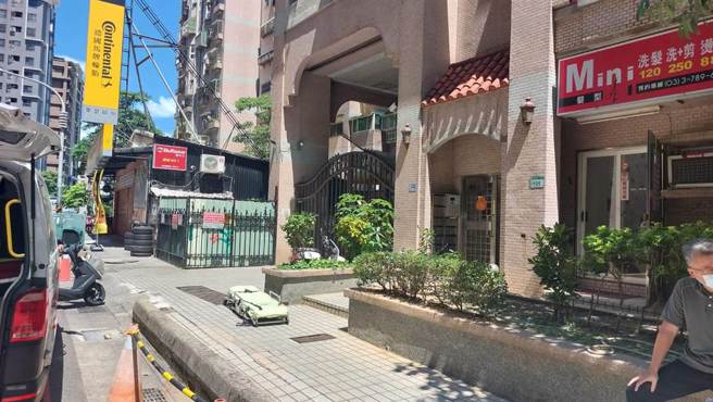 陈姓男子持枪挟持姜姓同居女友和警对峙12小时，在警方和家人苦劝下终弃械投降。(翻摄照片／蔡依珍桃园传真)