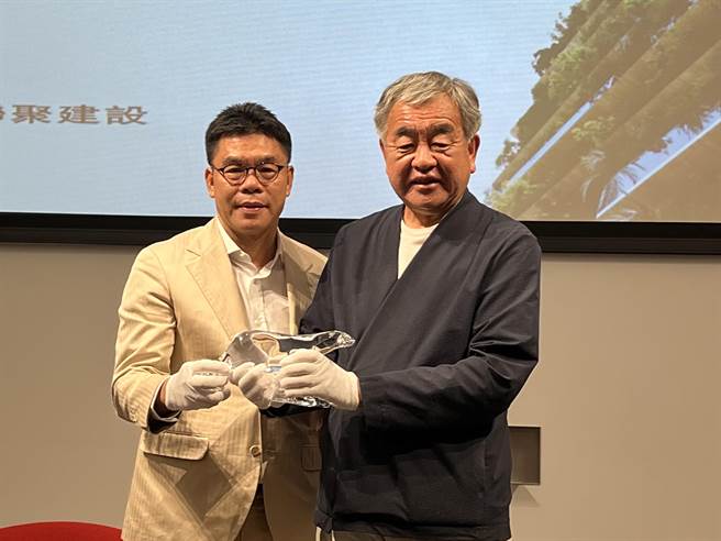 聯聚建設董事長江韋侖(左起)代表聯聚建設贈送水晶紀念品給隈研吾。(林欣儀攝)