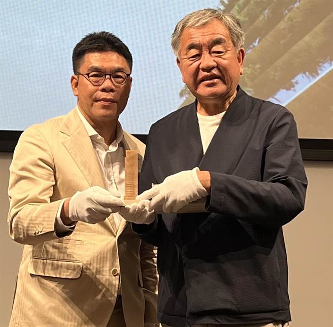 國際知名建築師隈研吾準備了「聯聚中維大廈 Kuma Tower」模型，贈送給聯聚建設董事長江韋侖。(林欣儀攝)