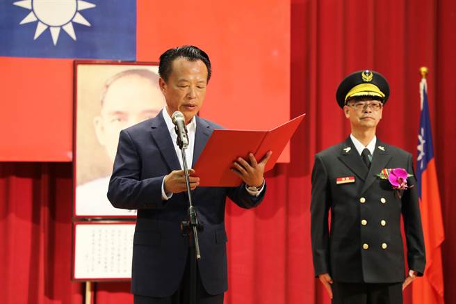 嘉義縣長翁章梁布達新任消防局長蔡建安。（廖素慧攝）