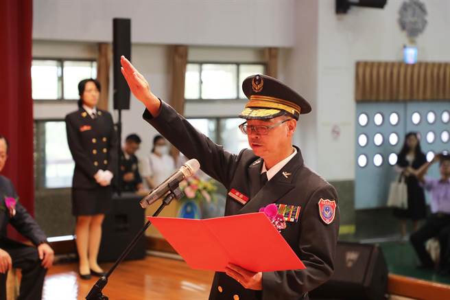嘉義縣新任消防局長蔡建安宣誓就職。（廖素慧攝）