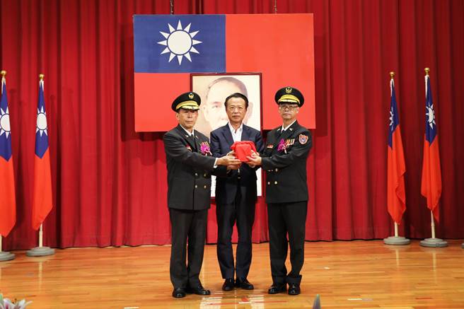 縣長翁章梁監交，原消防局長呂清海（左）交接印給新任消防局長蔡建安。（廖素慧攝）