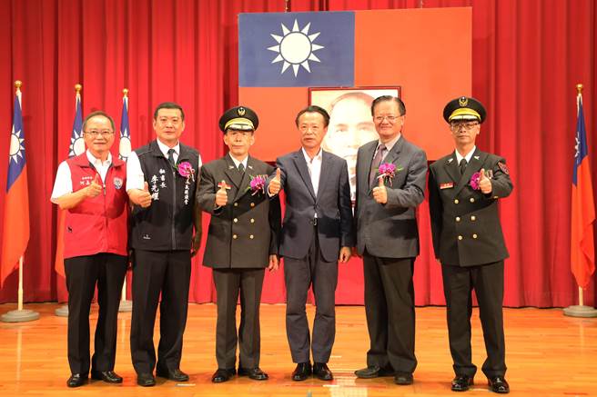 嘉義縣消防局長呂清海退休、新任消防局長蔡建安與縣長翁章梁、消防署長蕭煥章合影。（廖素慧攝）