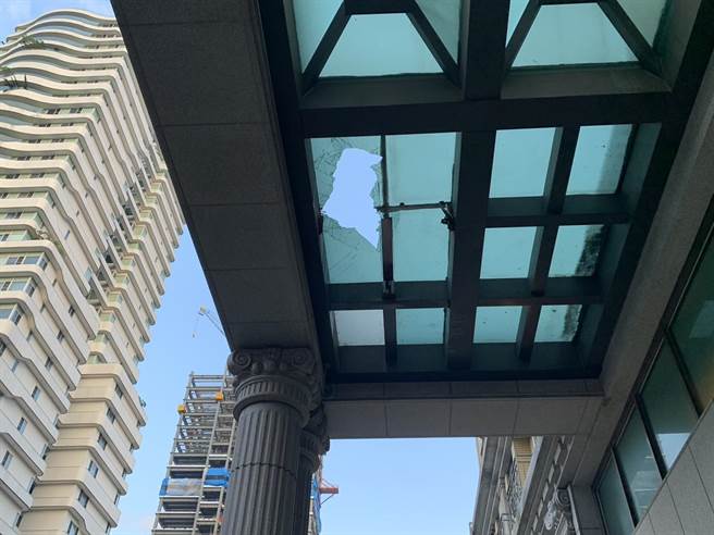 欧妇坠落时先撞击大门的雨遮，导致雨遮破了一大洞。（翻摄照片）