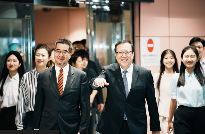 「陆生访问团」15日入境桃园机场，大陆女学生笑容灿烂，引发媒体关注。（图／马办提供）